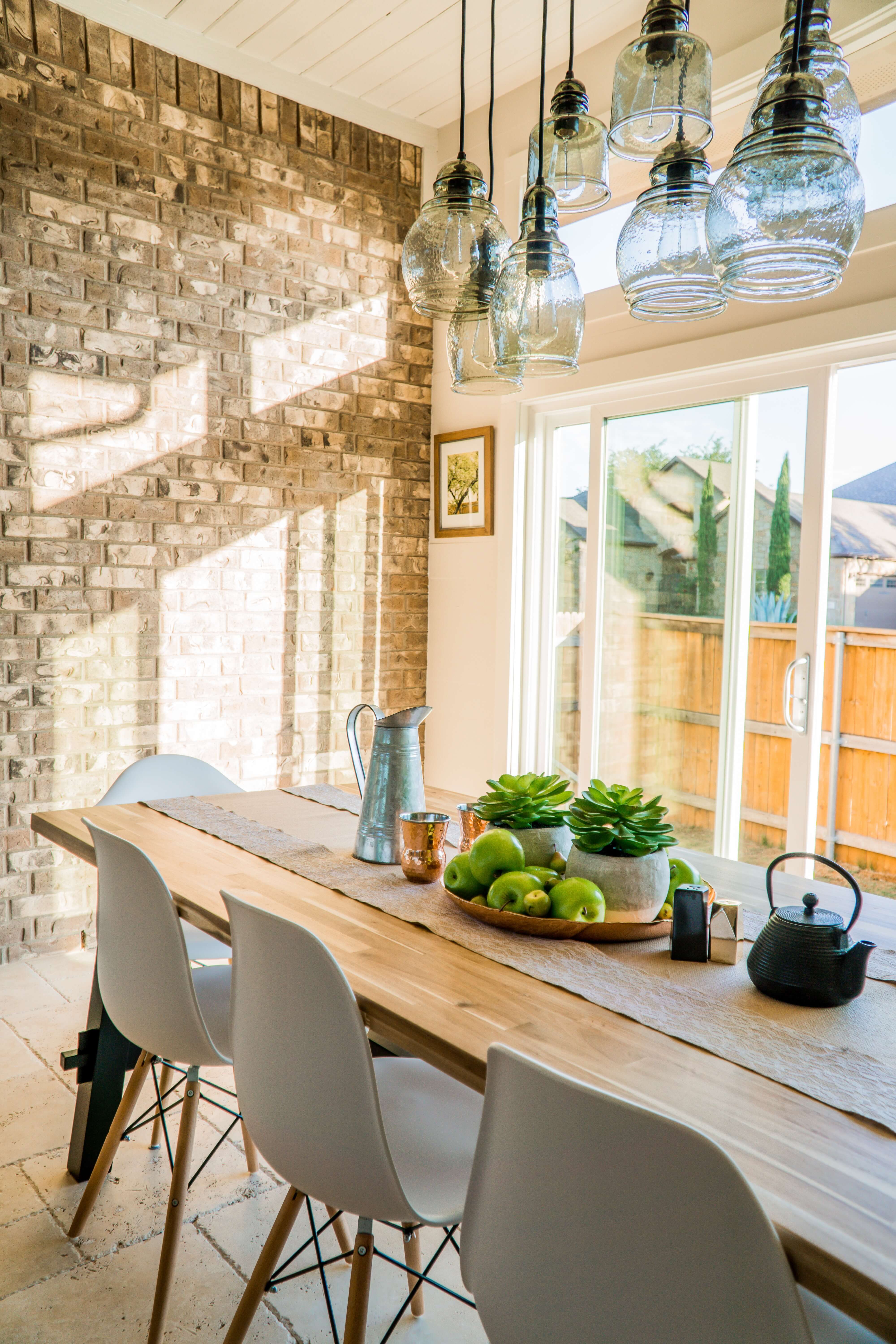 light and welcoming dinnertable